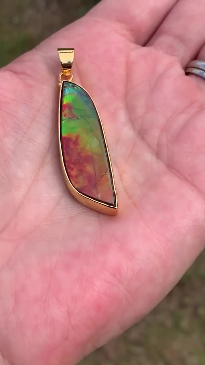 ドロップ型の素敵なレインボーアンモライトのシルバートップ ドロップ型の素敵なレインボーアンモライトのシルバートップ