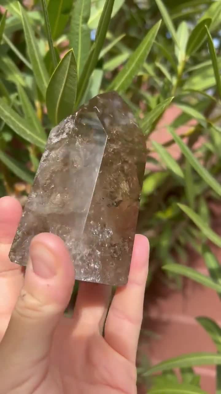 ブラジル産のミニレインボーがいっぱいの大きなスモーキークォーツ