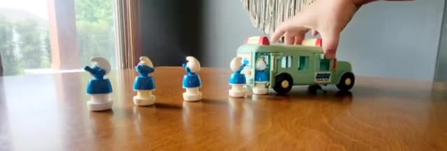 Vintage Smurf School Bus With 6 Smurfs Figures Wallace Berre & Co
