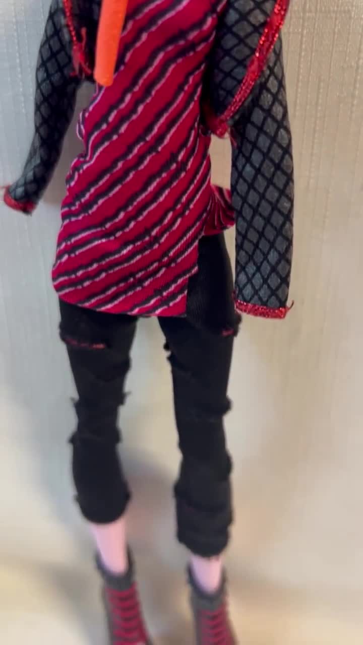 Muñeca Monster High Toralei Stripe Signature First Wave - Muñecas Monster High auténticas de Mattel y accesorios, zapatos, chaqueta, pantalones, top, bufanda video poster