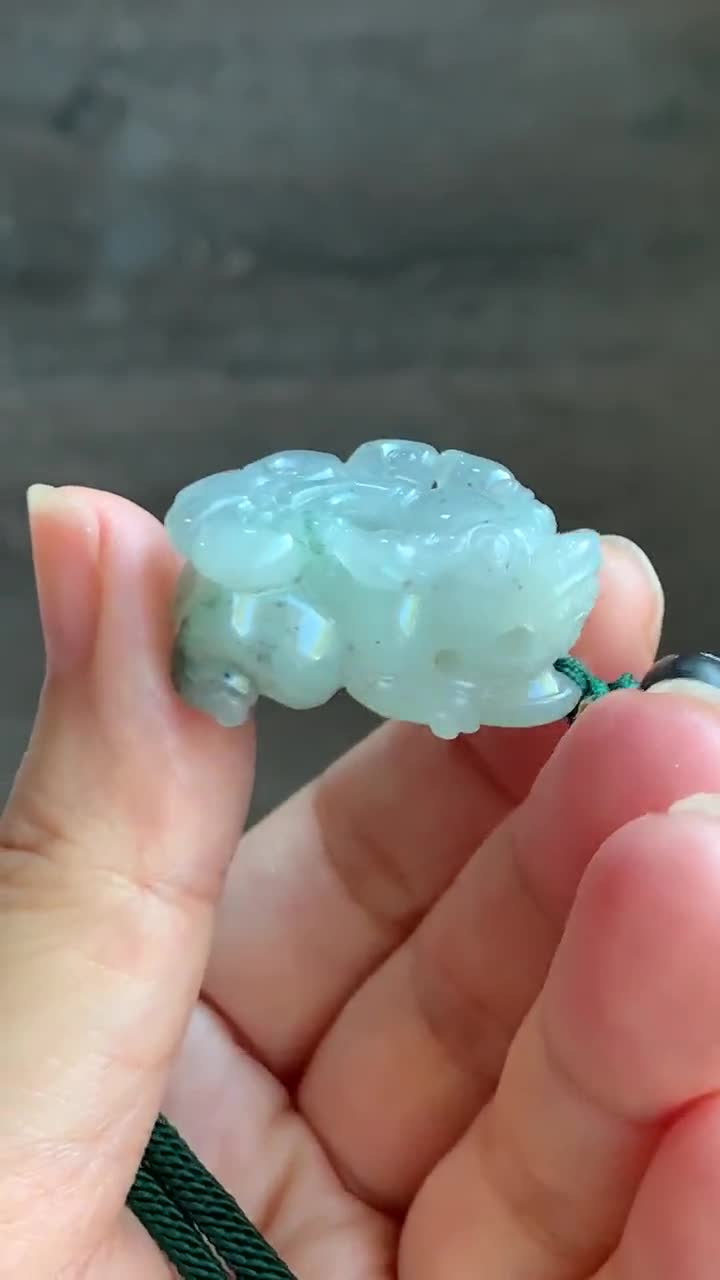 大きな天然グレード A 氷のような半透明のゼラチン状の緑色の大理石の