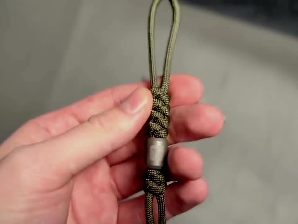 Lanyard per coltello in Paracord 550 personalizzato con perlina in ottone - Italia