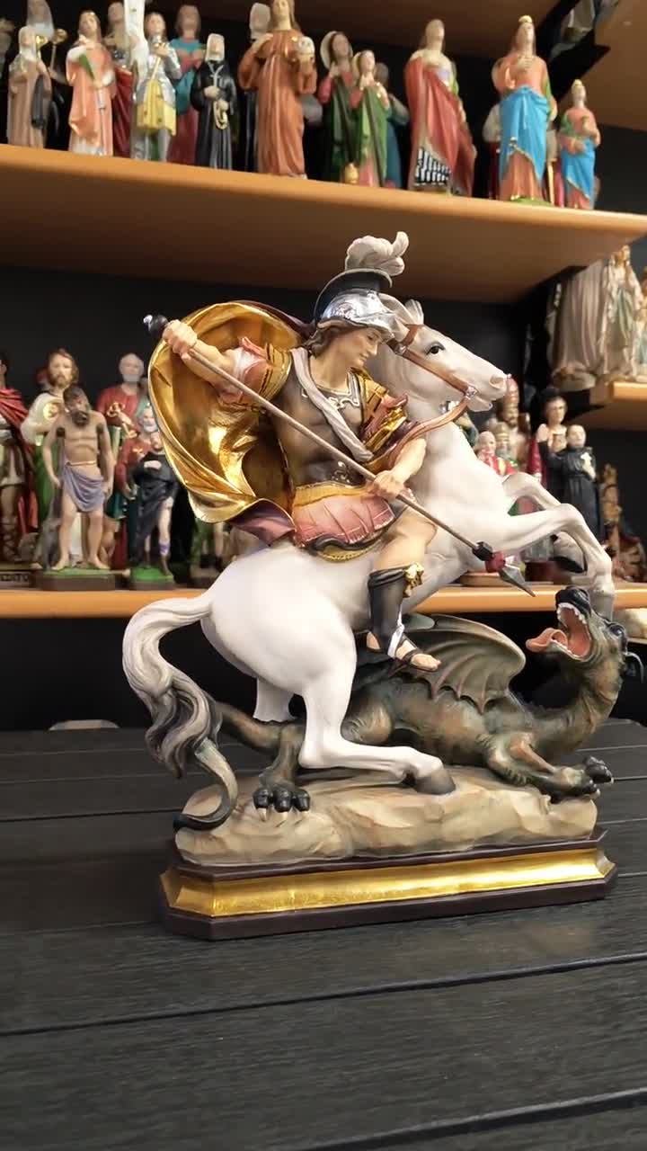 聖ジョージとドラゴンの像。ヴァルガルデーナ産の木材から彫られ