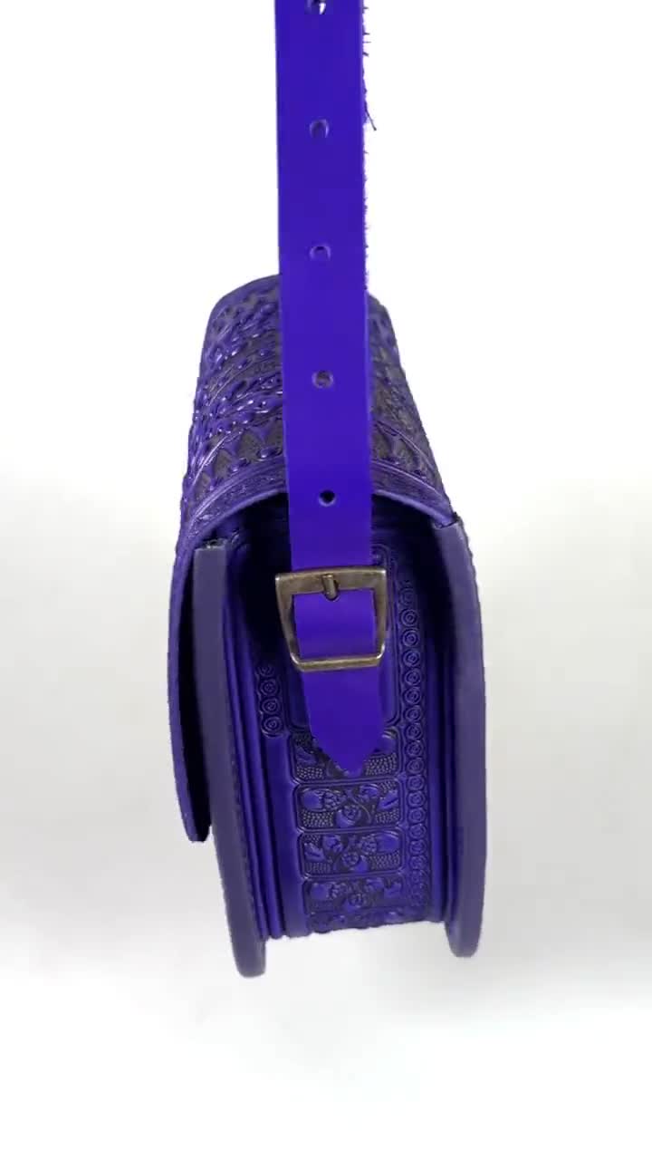 ウルトラマリンレザーのメッセンジャーバッグ：ハンドメイドのツールド