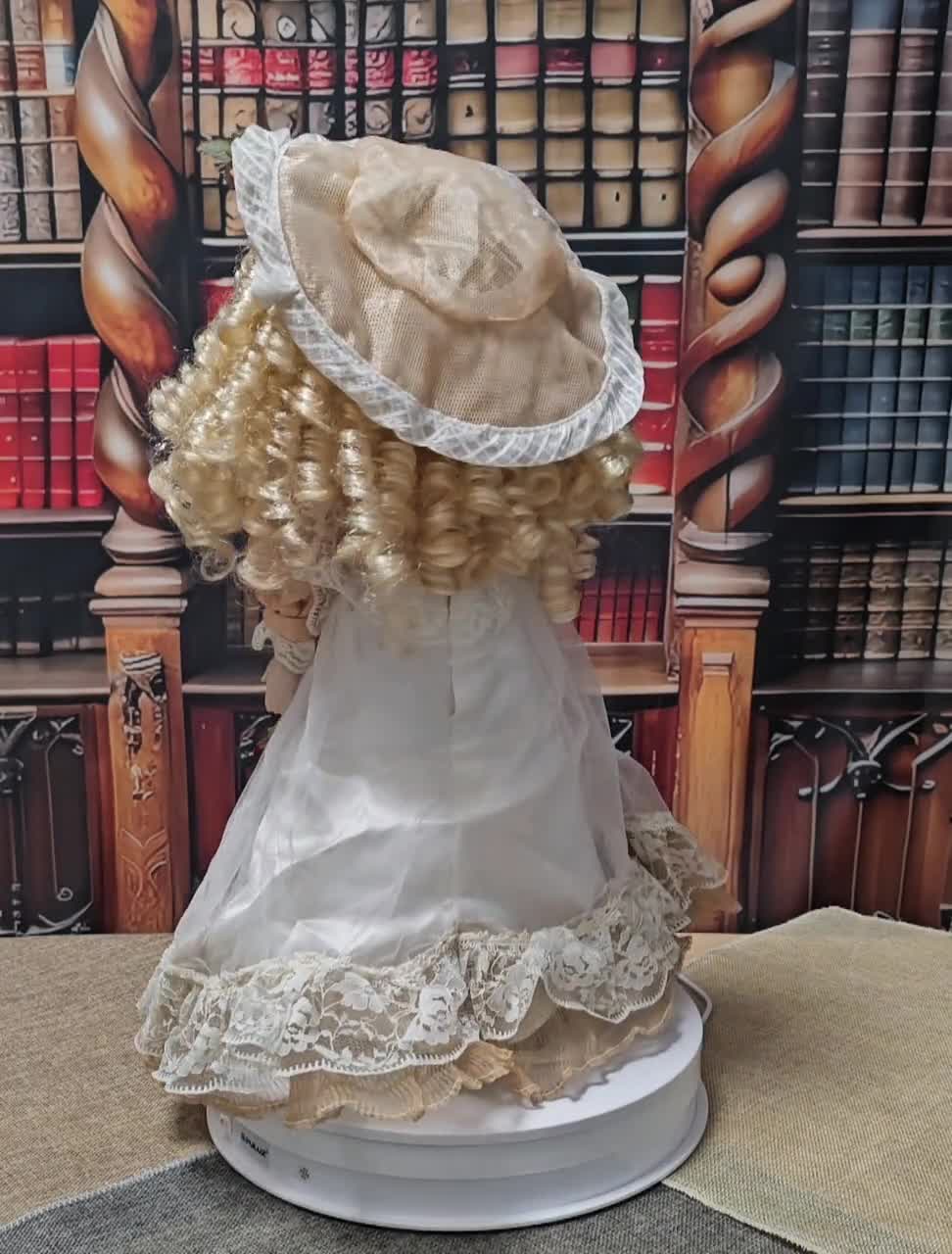 antique doll ୨୧ * Parisの老舗の パン屋さん antique doll