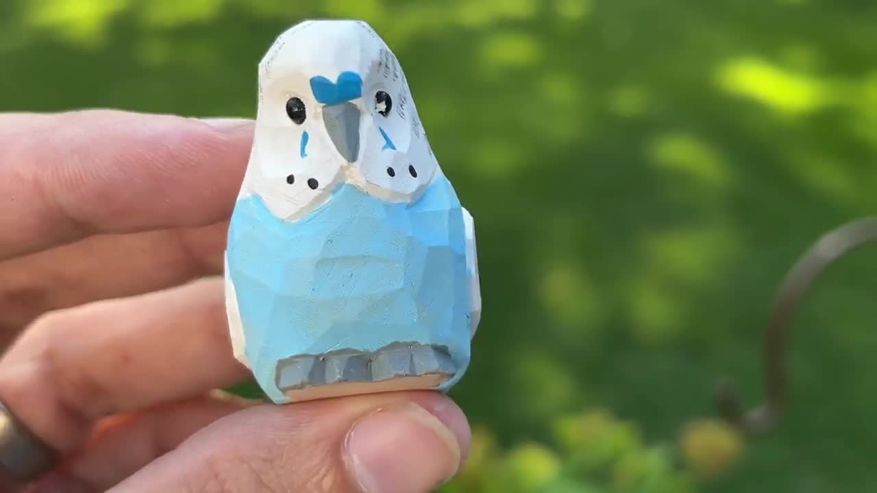 青いインコの木製置物｜手彫りのセキセイインコの置物、コレクターズ