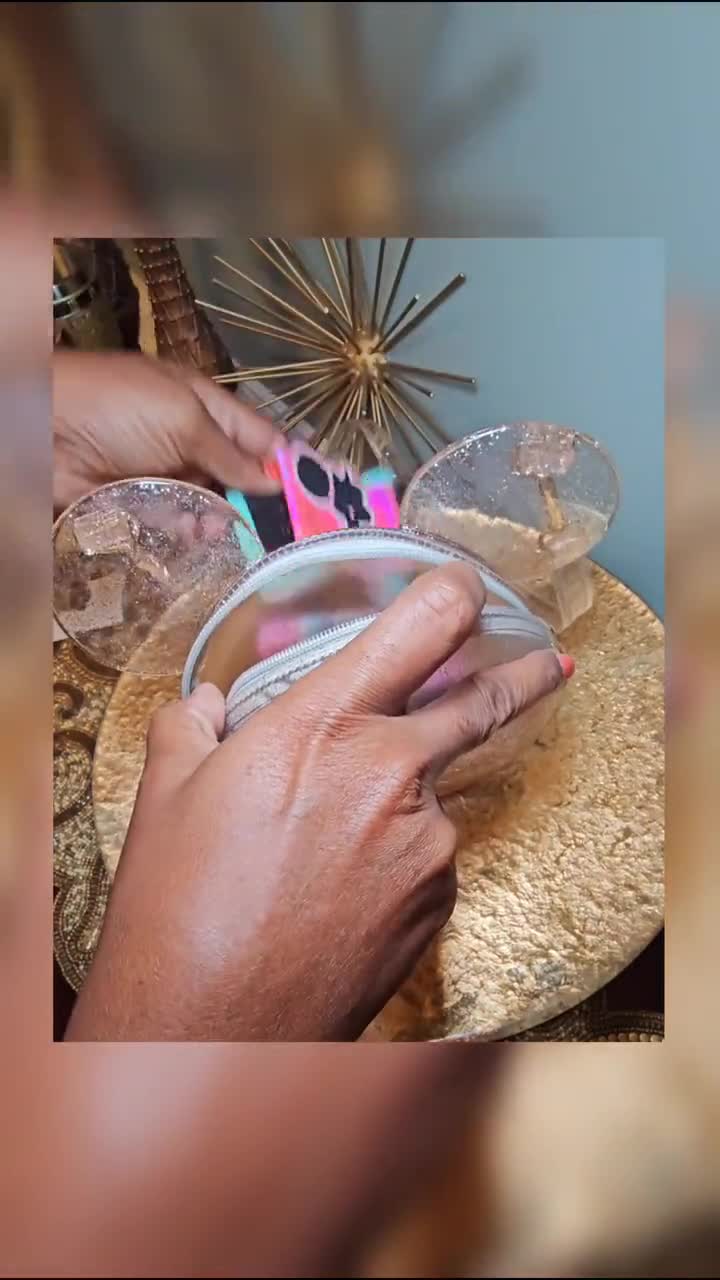 Bolsos de mano personalizados con orejas de ratón / Bolsos para niñas, monederos, bandoleras, Princesa Tiana, personalizados en rojo, negro, plateado / inspirados en Ariel de Disney video poster