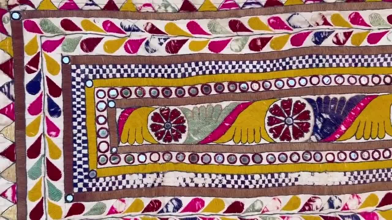 Toran du Gujarat brodé vintage : tenture murale indienne en forme de miroir - France