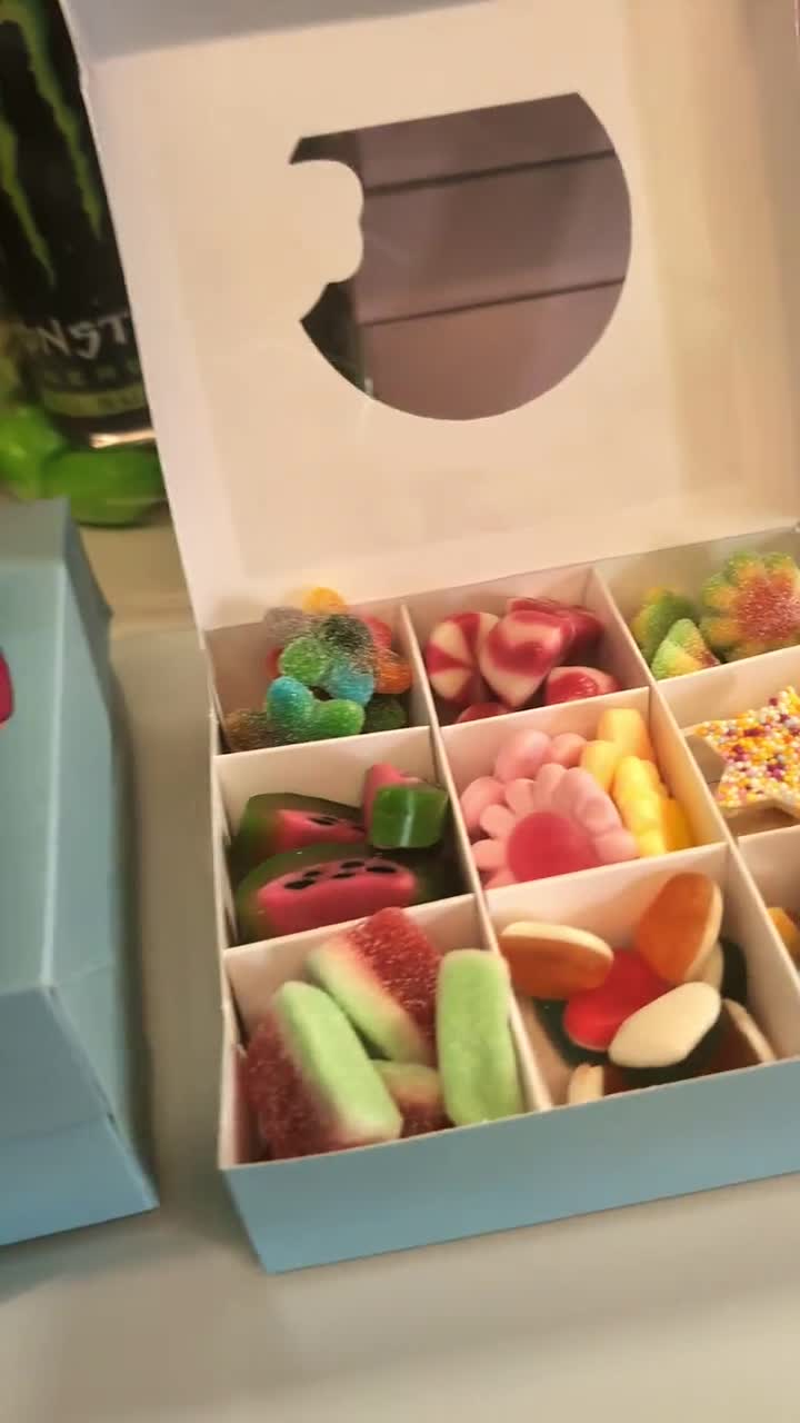 Gracias, profesora, por el regalo de dulces surtidos, una caja súper linda, llena de deliciosos dulces surtidos. video poster