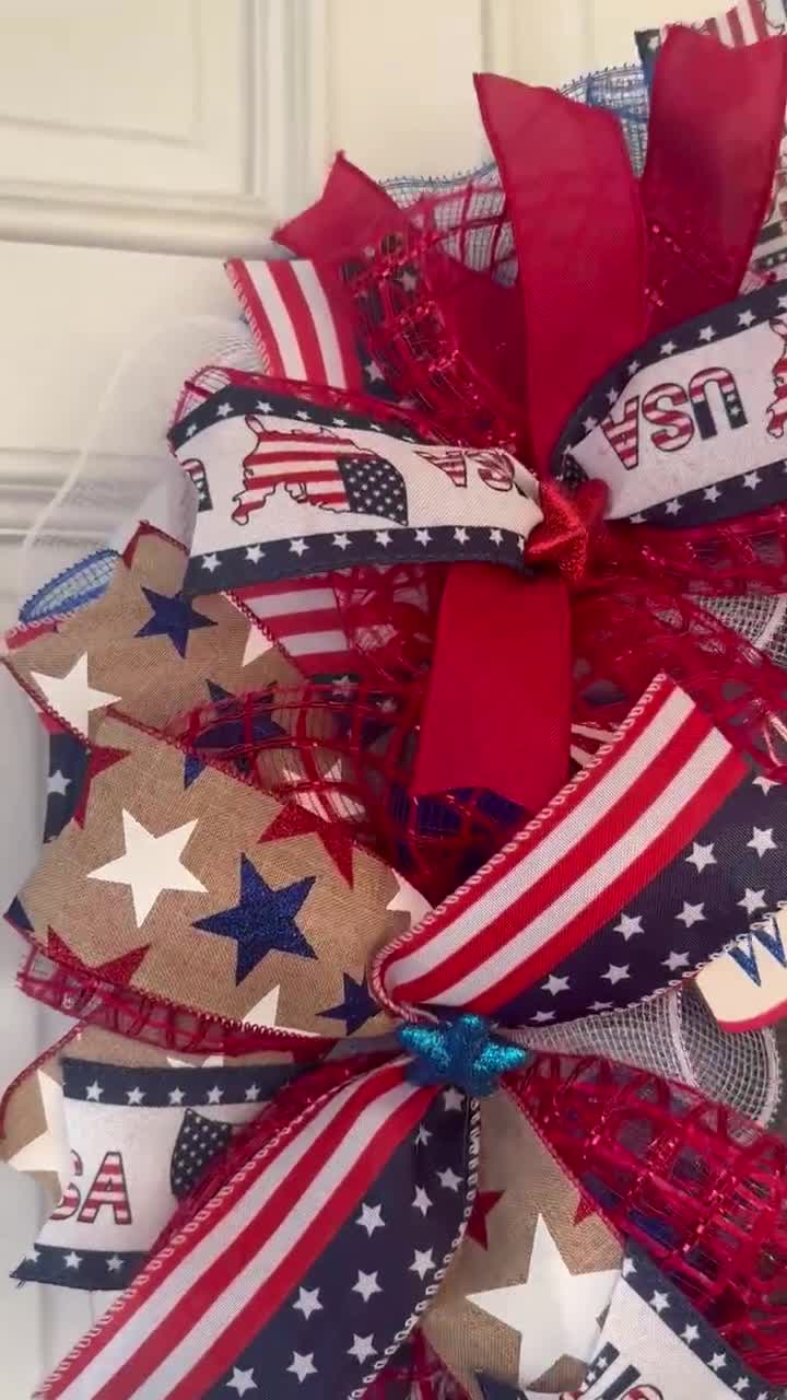 Ghirlanda patriottica "Dio benedica l'America" - Ghirlanda di benvenuto "Let Freedom Ring" con nastri a stelle e strisce - Decorazione per porta in rete decorativa per il 4 luglio video poster