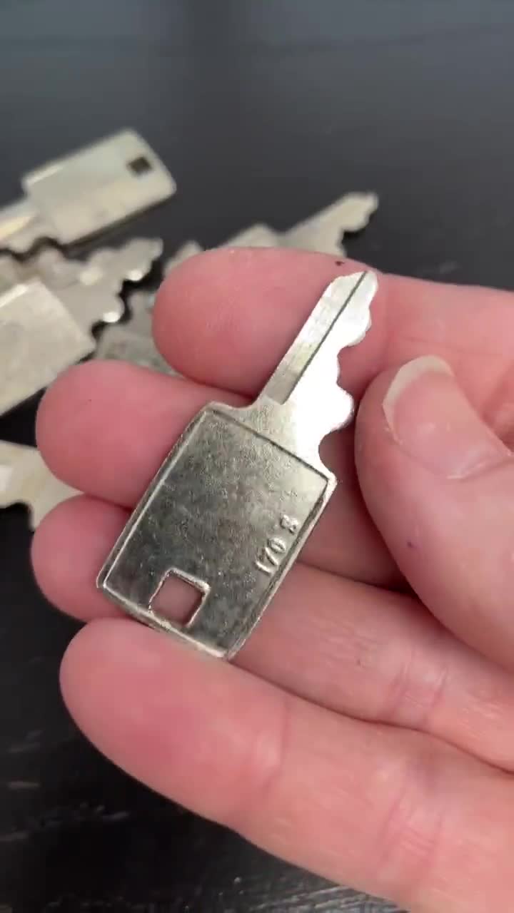 Llave de maleta vintage Samsonite 170S video poster