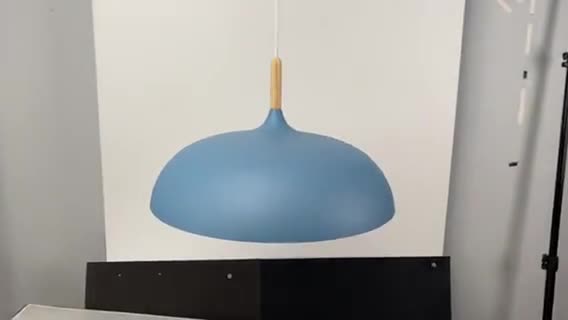 Lámpara nórdica escandinava en blanco y negro, fabricada en metal y madera, lámpara colgante danesa, lámpara de techo moderna, lámpara sueca. video poster