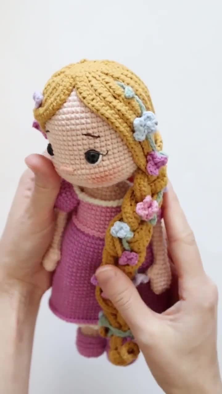 LOYAL  編み物をする少女　フィギュリン LOYAL 編み物をする少女 フィギュリン LOYAL 編み物をする少女