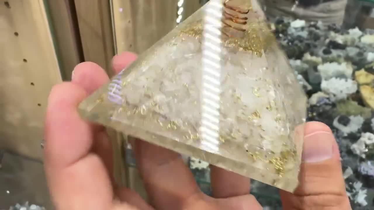 オルゴナイトピラミッド (6 x 6 cm) クォーツ、ハンドメイドスパイラル