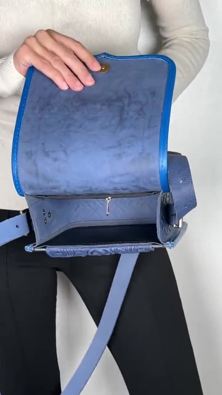 エンボス加工ブルーレザークロスボディバッグ：ホットツールド