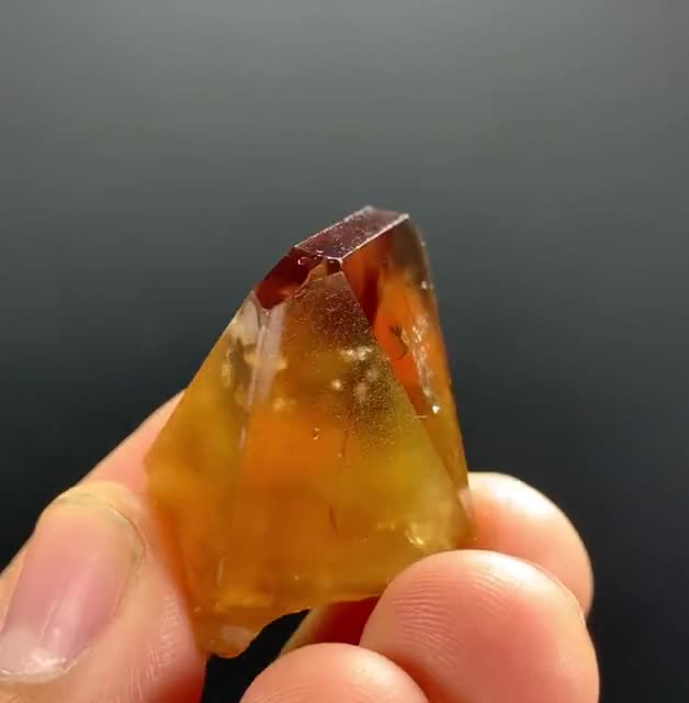 パキスタン、スカルドのダッス鉱山産、ゴールデンカラーのトパーズ結晶