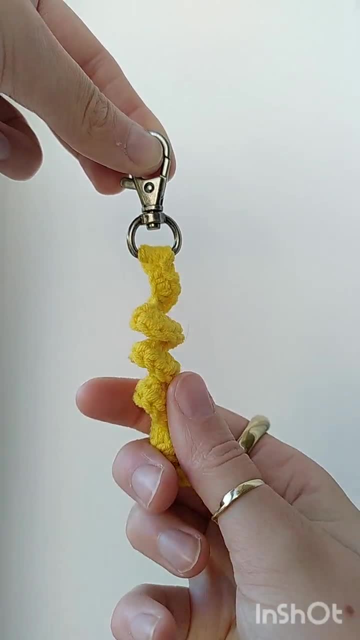 かぎ針編みのキーホルダー型フィジェットトイ。4種類のおもちゃの