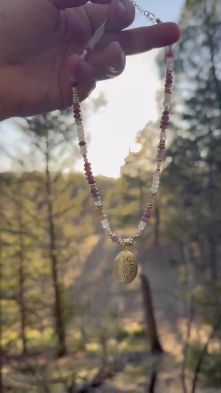 Collar con medallón de piedra lunar arcoíris y turmalina / Collar de turmalina bañado en oro de 14k video poster