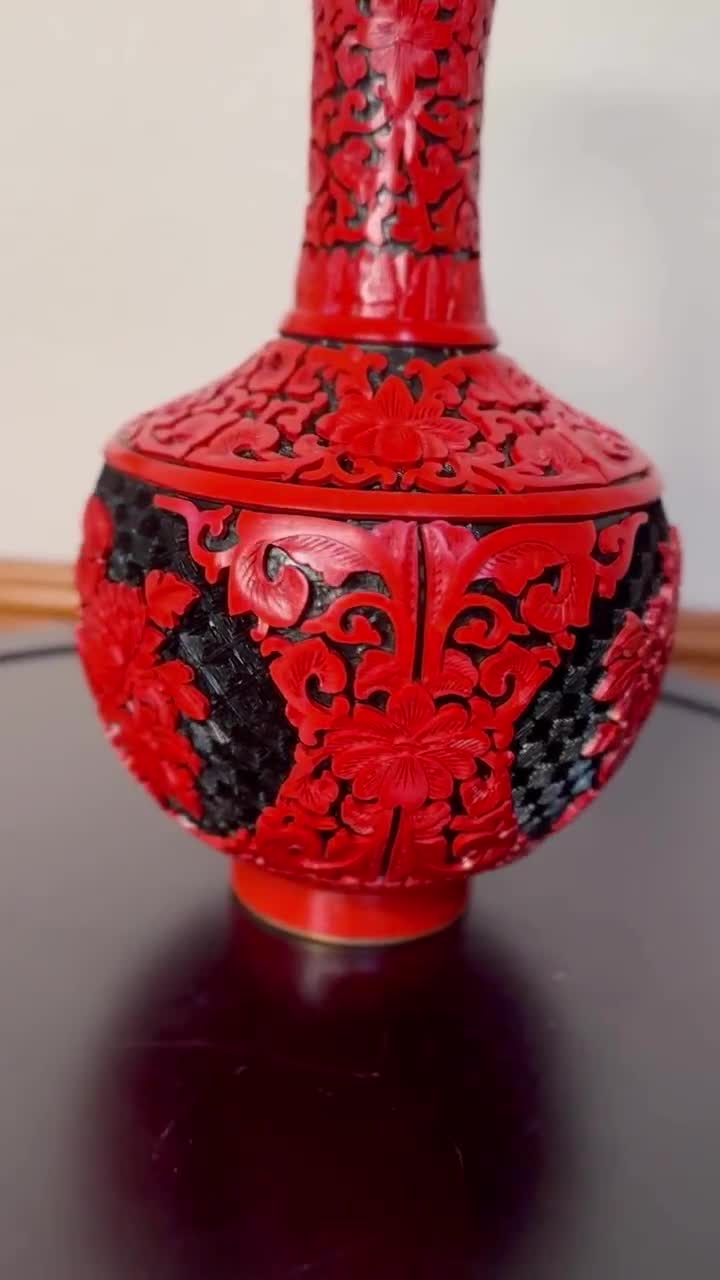 本物の彫刻が施された辰砂の花瓶、黒地に赤いディテール、10インチ