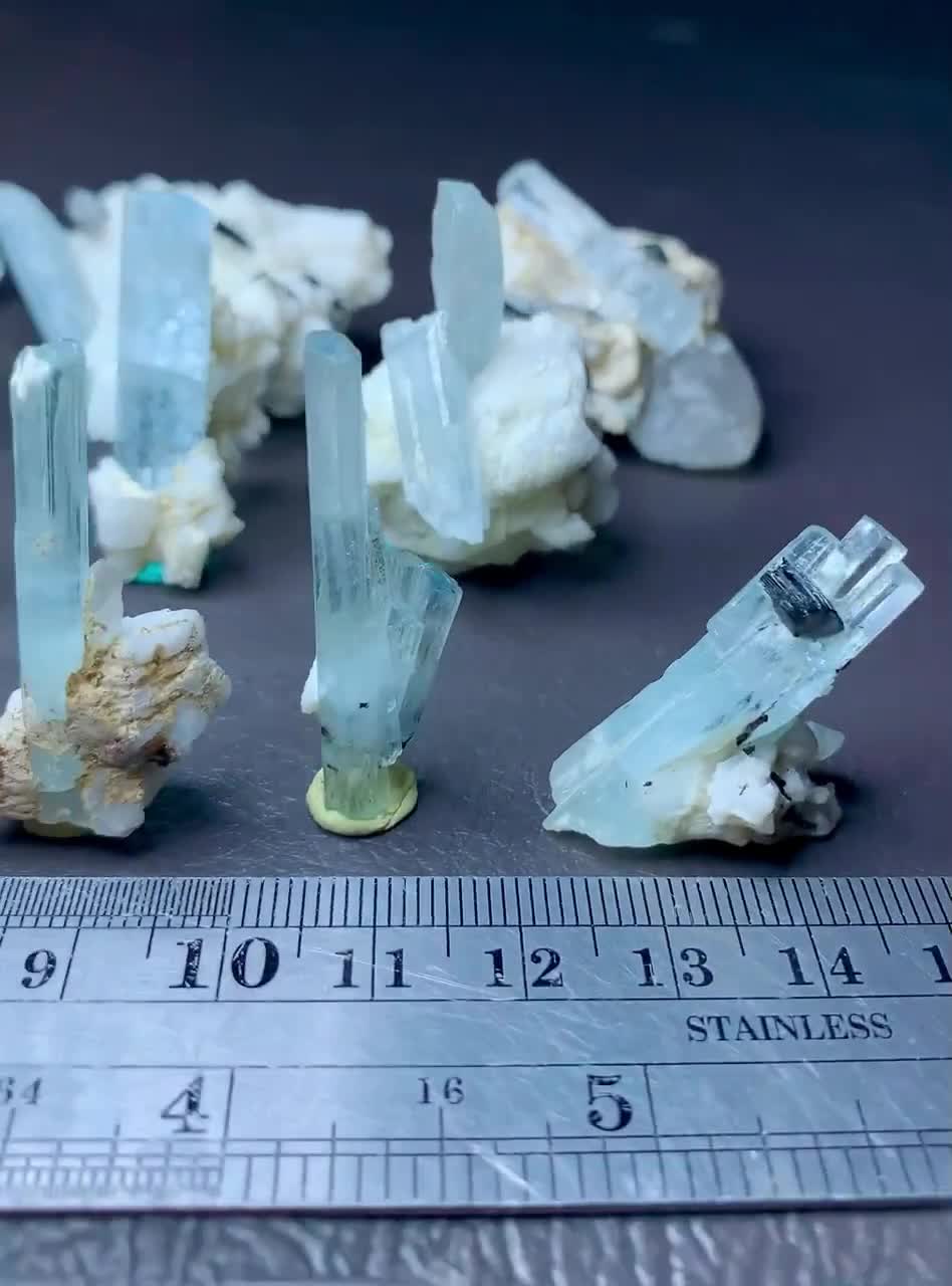 長石とアルバイトを含む青いアクアマリン結晶：鉱物標本15個 - Etsy 日本