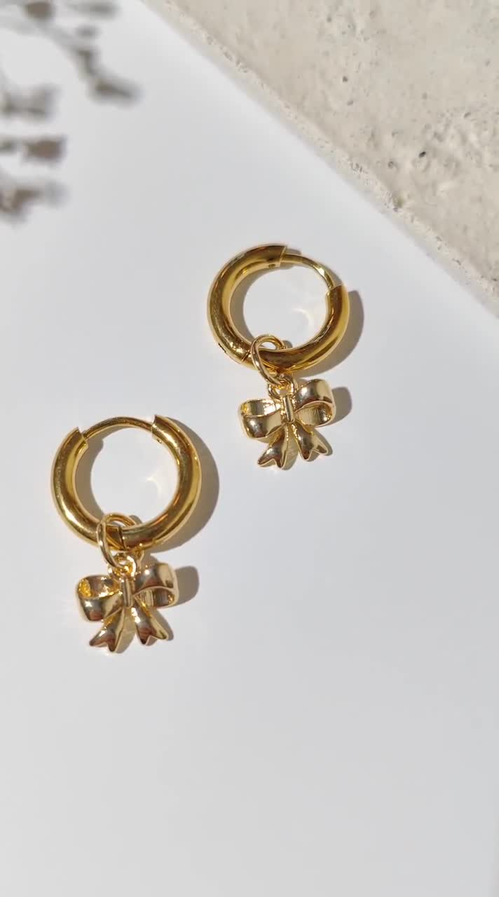 Orecchini a cerchio con fiocco in oro - Ottone placcato 18k e acciaio inossidabile video poster