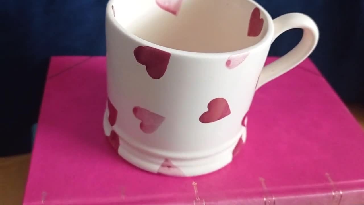 エマ・ブリッジウォーターのピンクのハートデザイン。イギリス製