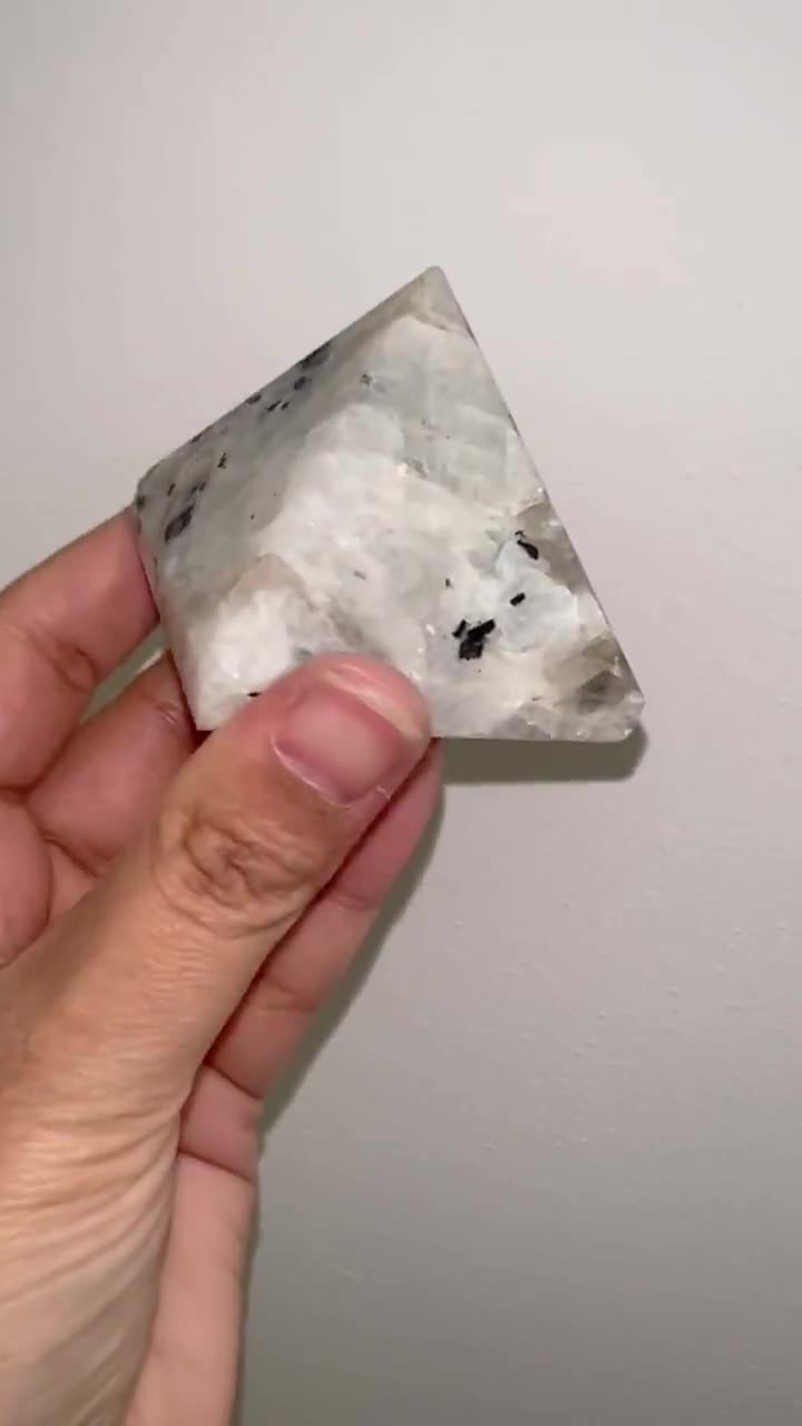 45 mm レインボームーンストーン クリスタルピラミッド、天然