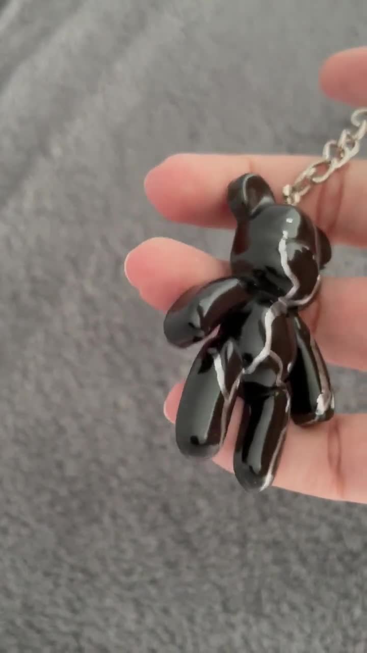 テディベアの手作りエポキシ樹脂キーホルダー、ブラックとシルバーの