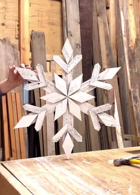 Huwena 48 Pcs Winter Christmas Wooden Snowflakes for
