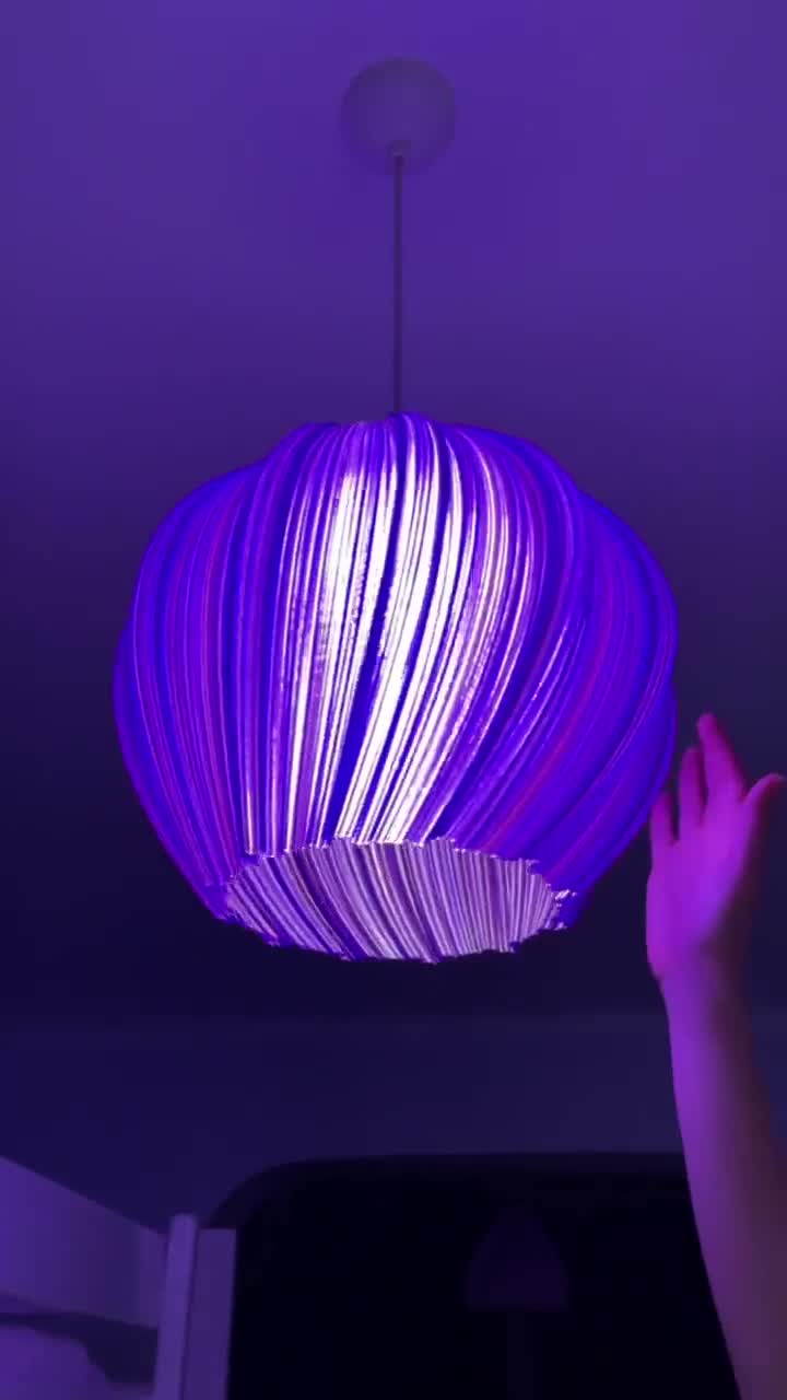 紫色の波型ペンダントライト：3Dプリントの紫色のランプシェード