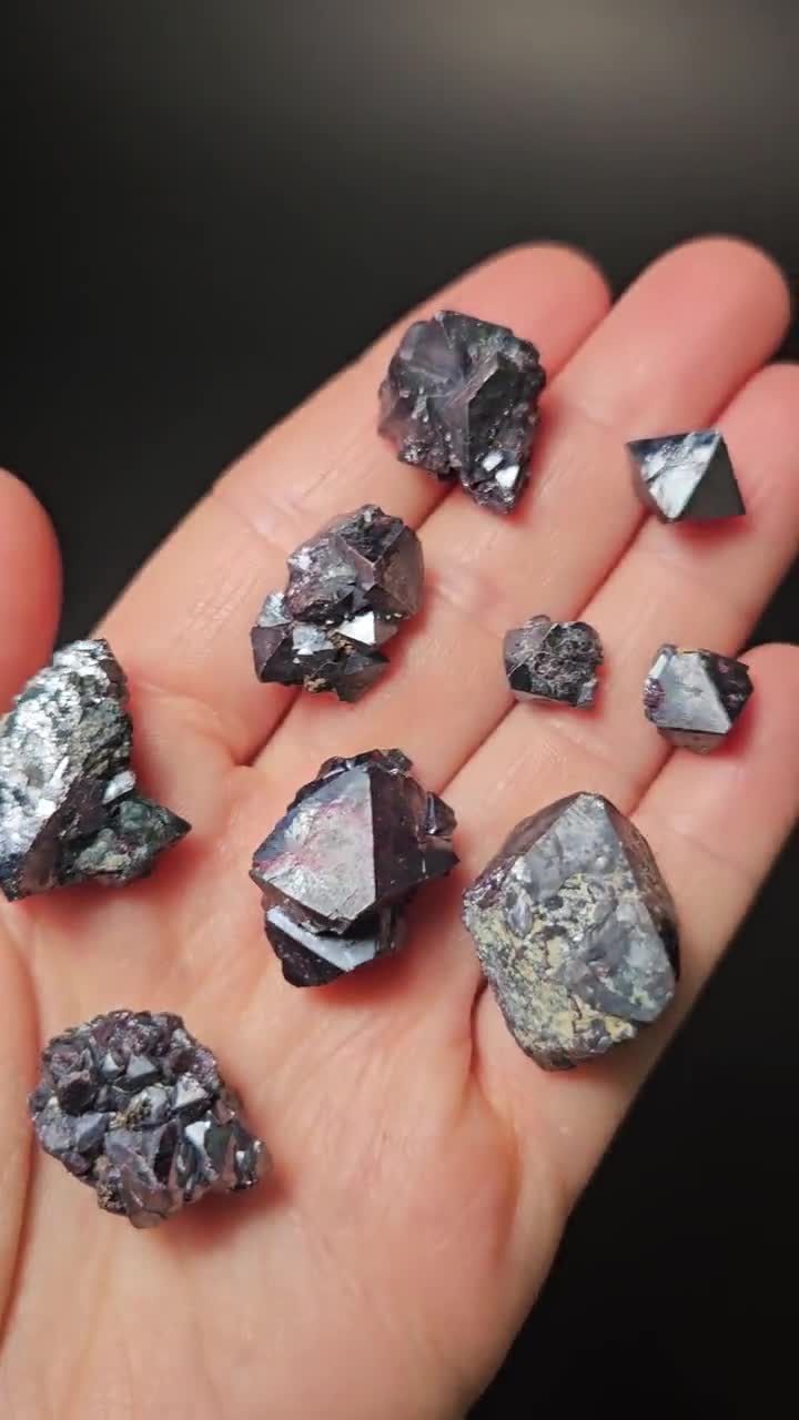 Ejemplar raro de cuprita siberiana: Piedra de cristal rojo video poster