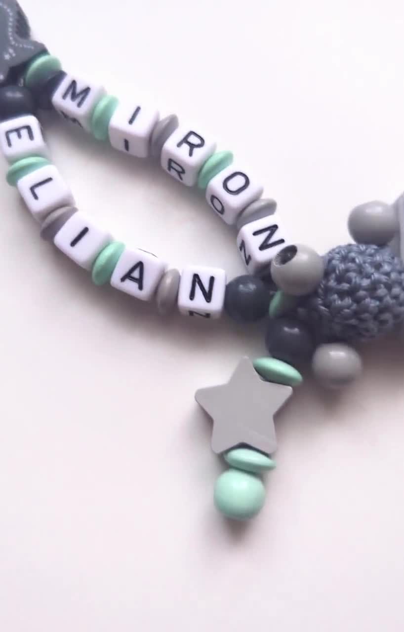 Cadena para chupete con doble nombre: mapache con dinosaurio video poster