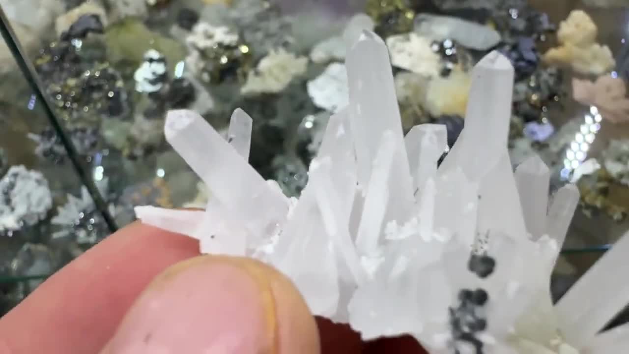 ブルガリア、ラキ、ジュルコヴォ鉱山産の美しいクォーツ、方解石