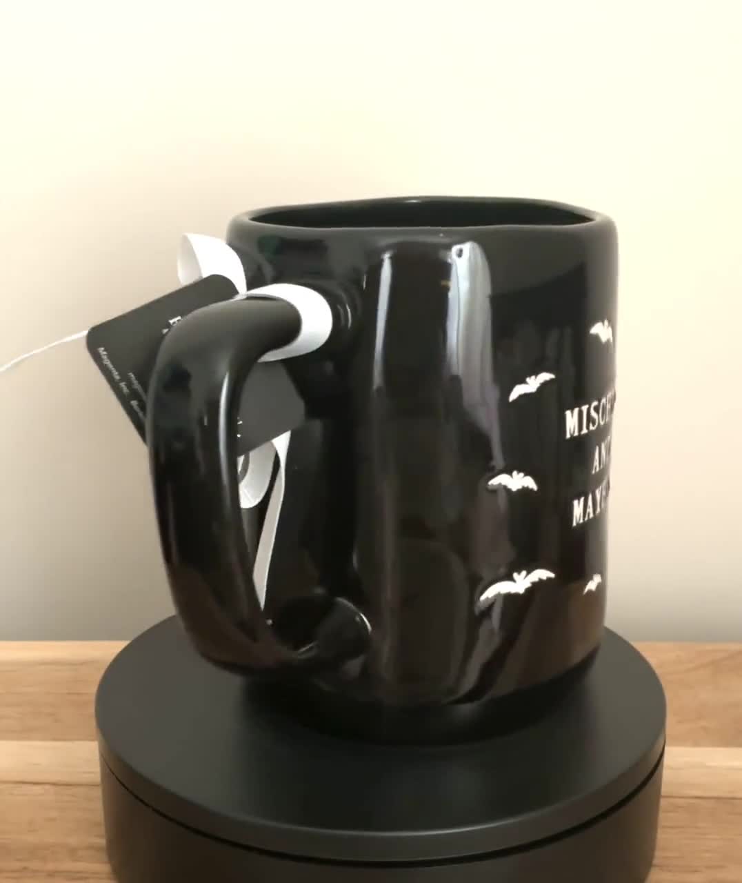 Taza de café de Halloween de Rae Dunn x Stitch de Disney ~ "Travesuras y caos" video poster