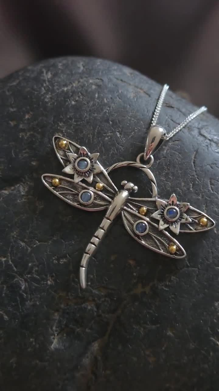 Ciondolo a forma di libellula in argento sterling 925 - Gioielli in pietra di luna 18 carati - Regalo per lei - Ciondolo spirituale - Collana con libellula delicata e di design video poster