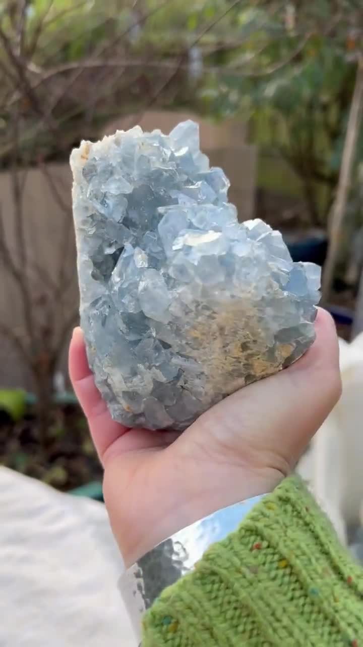 セレスタイトクラスター　ジオード Amazon.co.jp: 天然石 天然の粗いブルーセレスタイトジオード