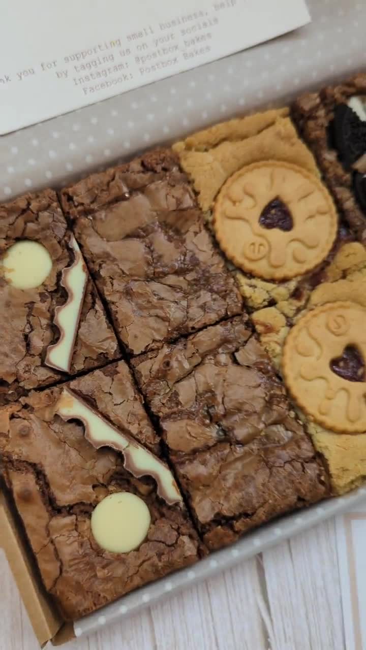 Plaque à biscuit avec écriture en anglais avec de la pâte à biscuit  fraichement préparée en