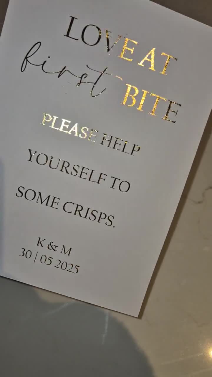 Gepersonaliseerd bord met knapperige staaf voor bruiloft: elegant goudfoliedecor video poster