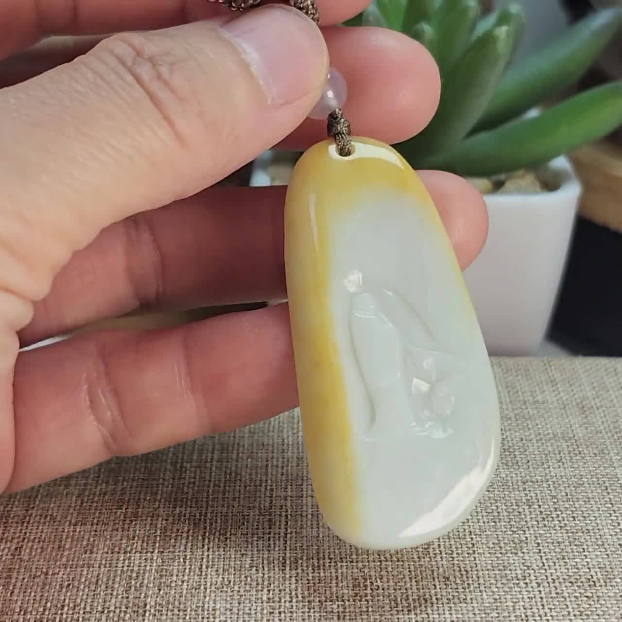 よく彫られた悟りの門悟道模様の黄色の天然翡翠ペンダント、調節可能な