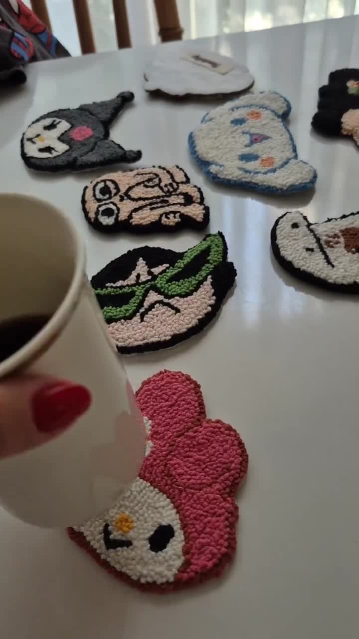 パンチニードルコースター：カラフルな漫画キャラクターのマグカップ