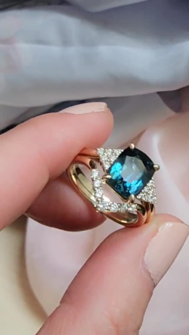 Peacock Teal Cushion Sapphire Ring with Chevron Diamond Band Set