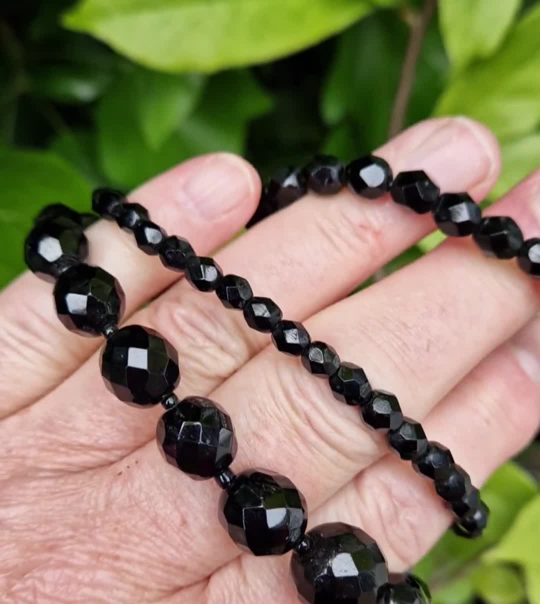 Long collier de perles de jais noir, 62 cm, milieu du siècle - France