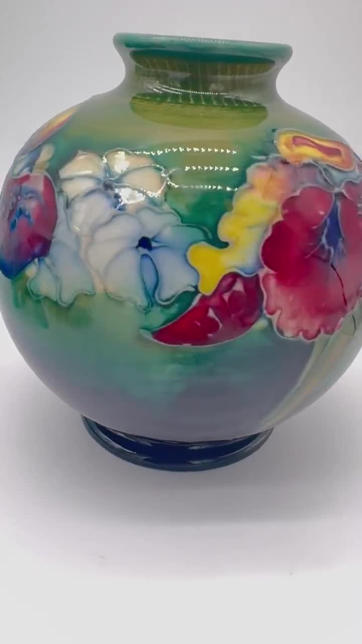 初期ムーアクロフト陶器の花瓶、手彩入りの筒状デザイン、「女王陛下
