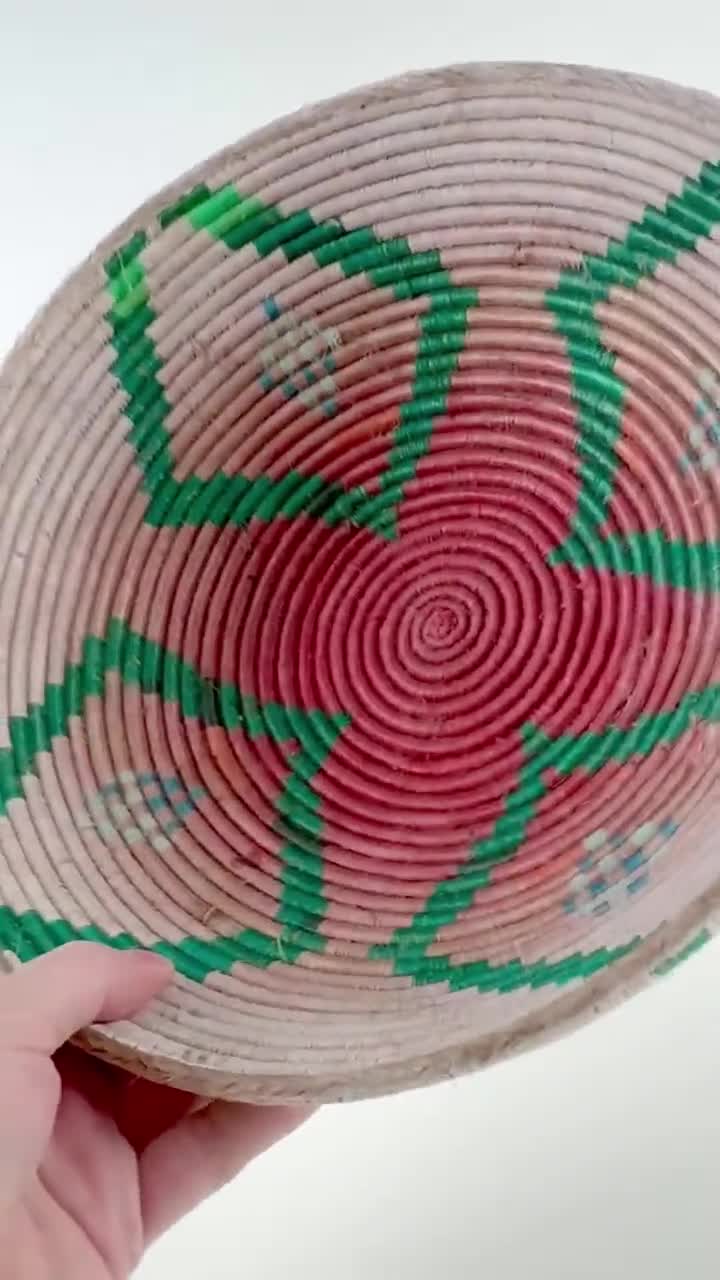 幾何学模様のヴィンテージ手編みバスケット - 天然繊維のボヘミアン風