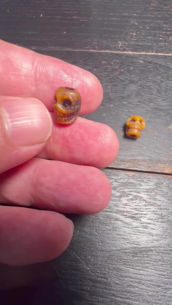 手彫りヤク骨スカルビーズ2個セット｜チベットの職人による数珠や