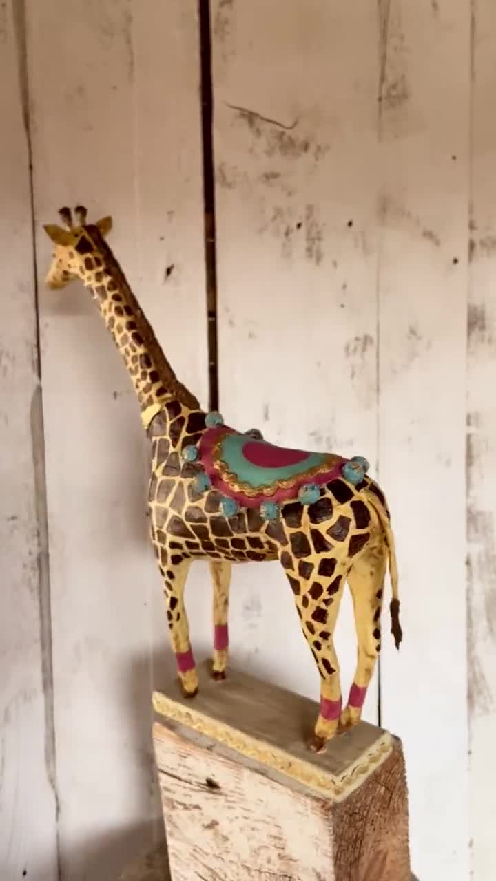 紙粘土で作られたサーカスのキリン - 手作りのヴィンテージ動物彫刻