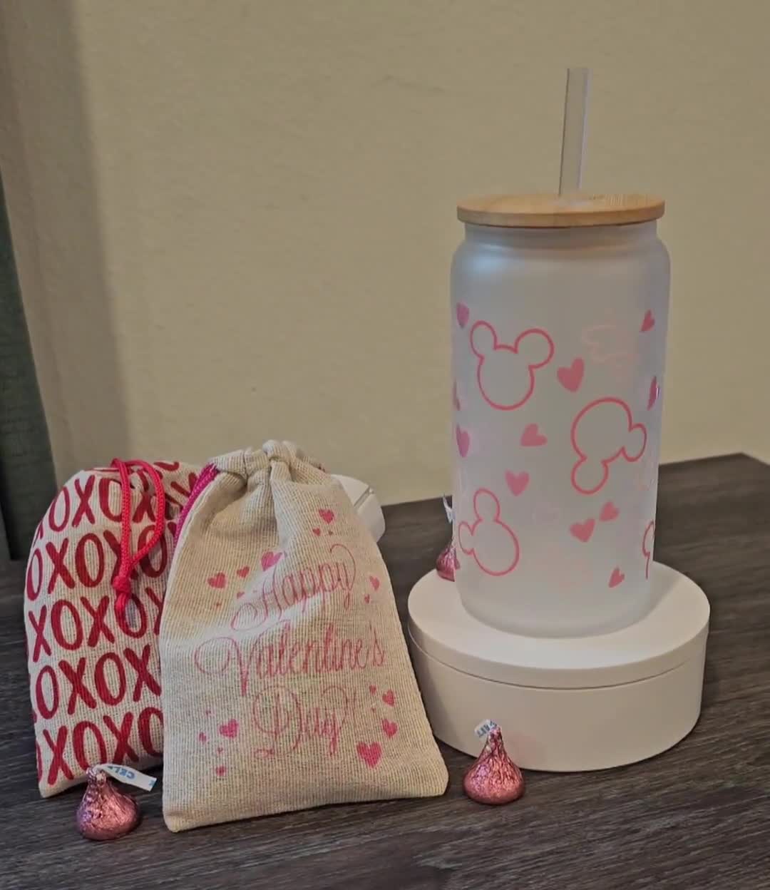 Vaso de vidrio rosa de Mickey Mouse y corazones de 16 oz con tapa de bambú y pajita video poster