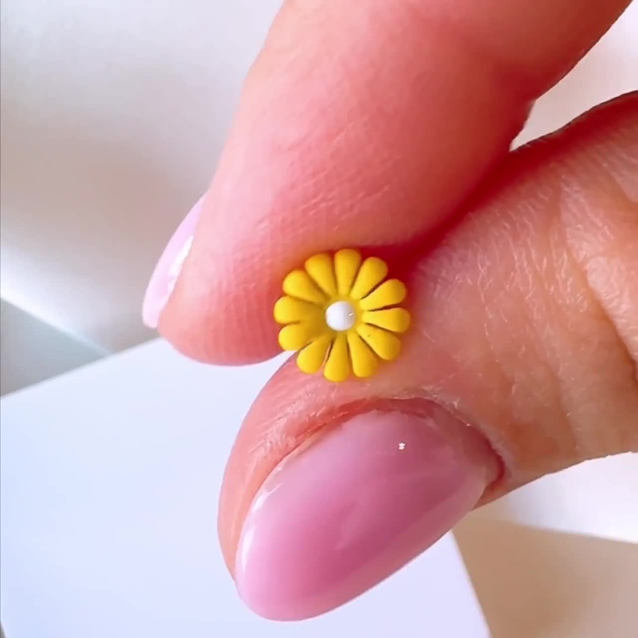 キュートなデイジーフラワースタッドピアス。18Kゴールドメッキ