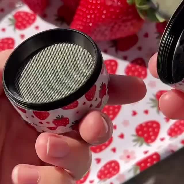 Rolling tray en grinder set aardbeien en bloemen, schattige girly grinder met prachtige madeliefjes, uniek cadeau voor haar video poster