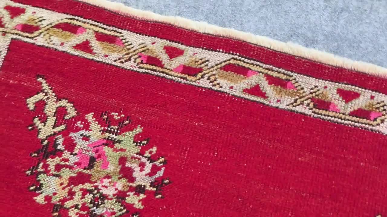 スモールサイズ 赤い花柄のヴィンテージラグ トルコアナトリア地方